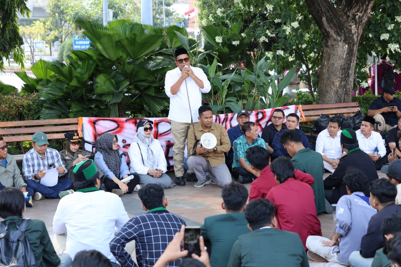 Temui Pendemo, Mohammad Saleh Pastikan Pimpinan DPRD Jateng Tindaklanjuti Tuntutan Mahasiswa